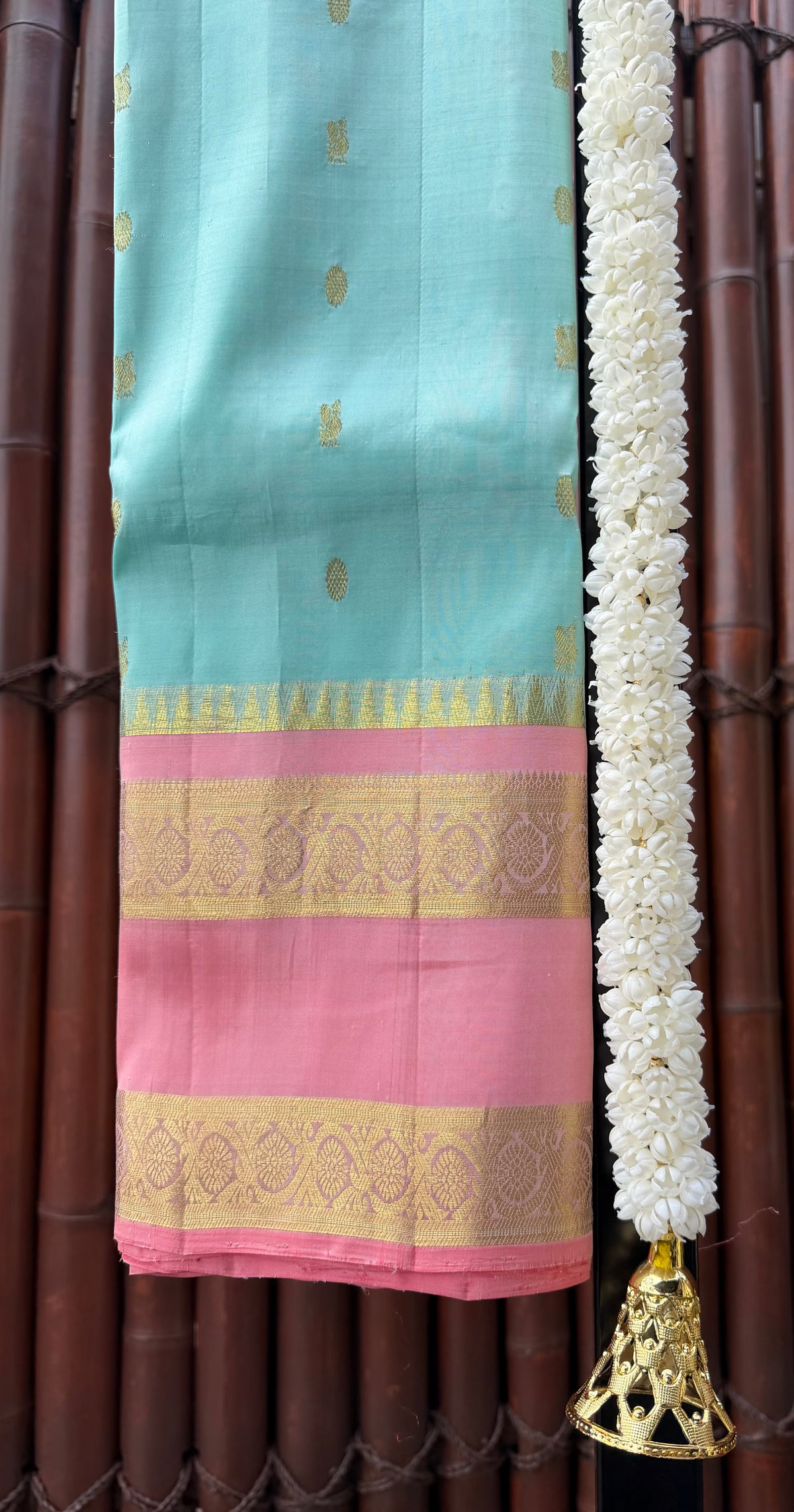 Blue mayil chakram buttas Kanchipuram silk saree, contrast rettai pettu border of thazampoo rekku, and kodi visiry, and paai madi pallu